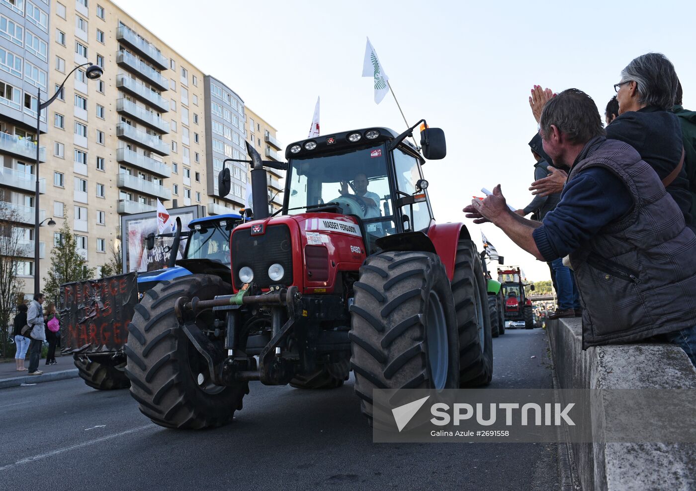 Farmers stage protests in Paris