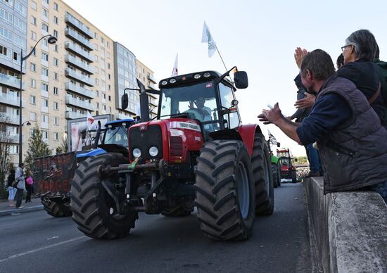 Farmers stage protests in Paris
