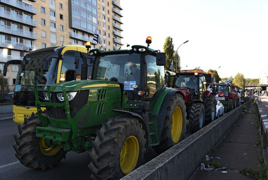 Farmers stage protests in Paris