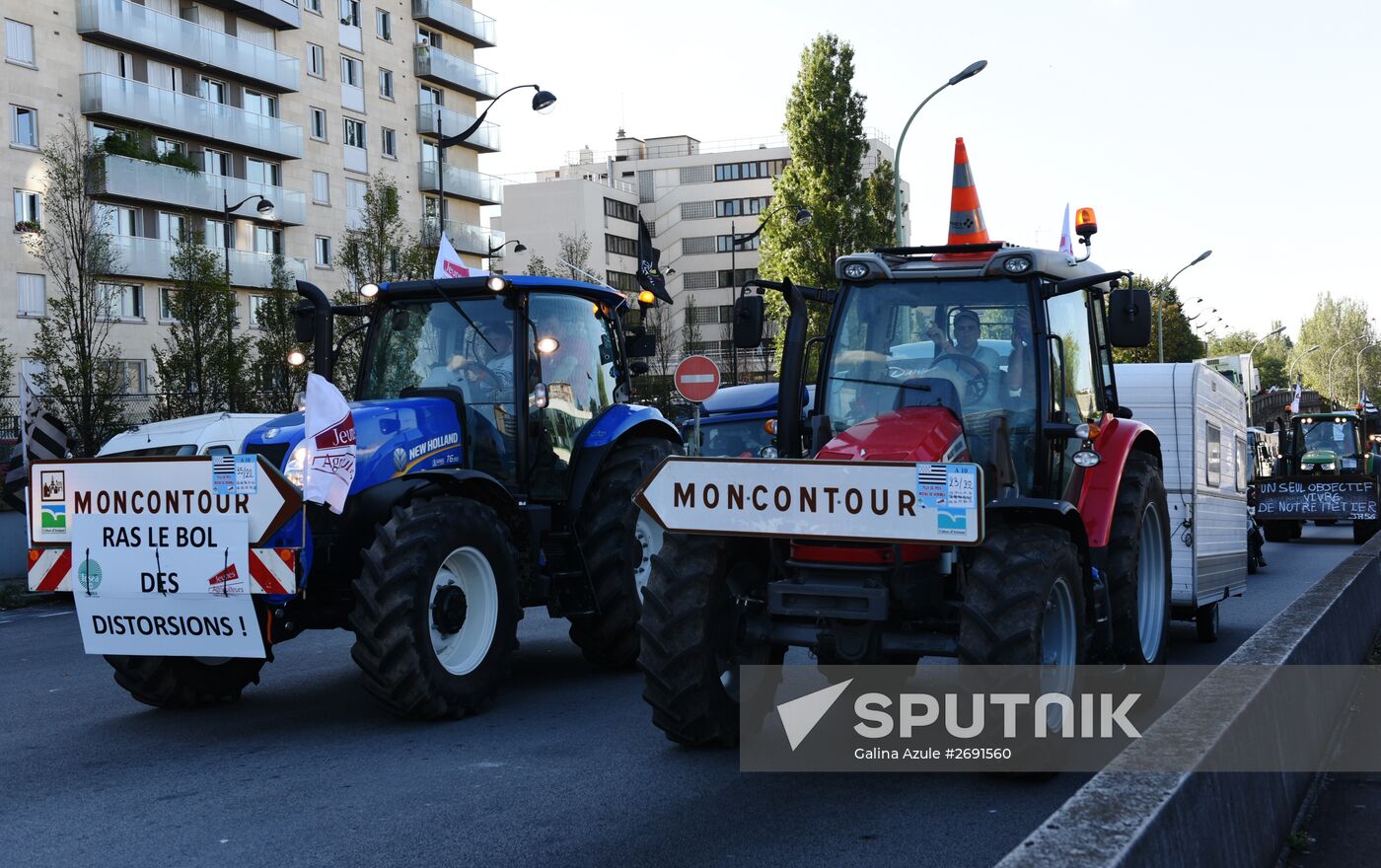Farmers stage protests in Paris