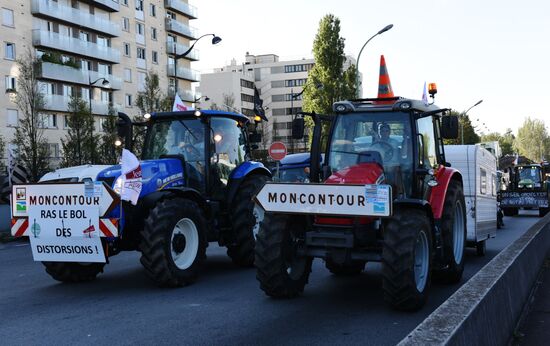 Farmers stage protests in Paris