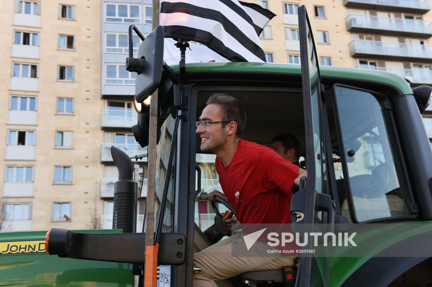 Farmers stage protests in Paris