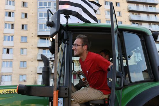 Farmers stage protests in Paris