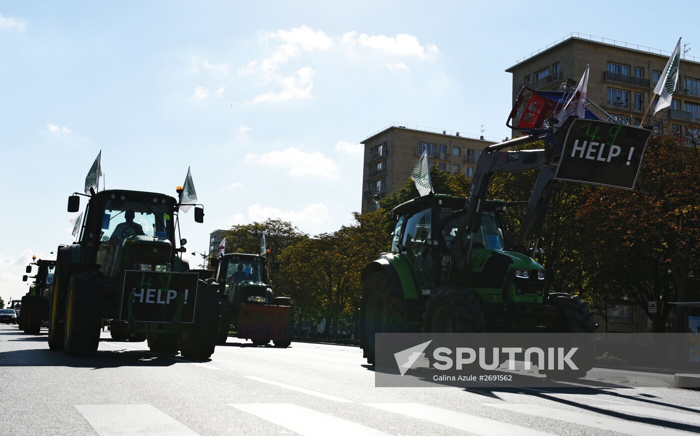 Farmers stage protests in Paris