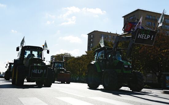 Farmers stage protests in Paris