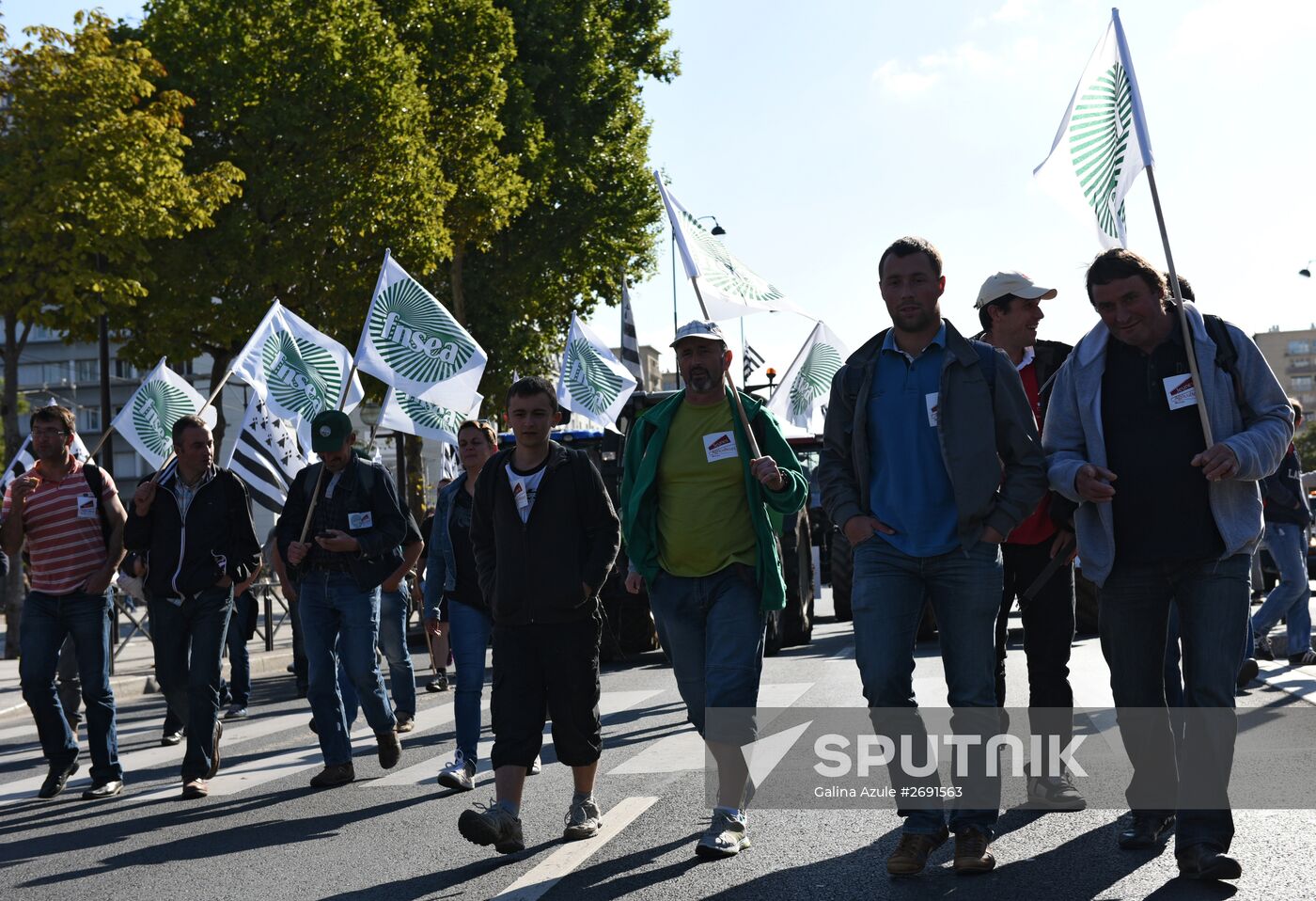 Farmers stage protests in Paris