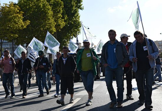 Farmers stage protests in Paris