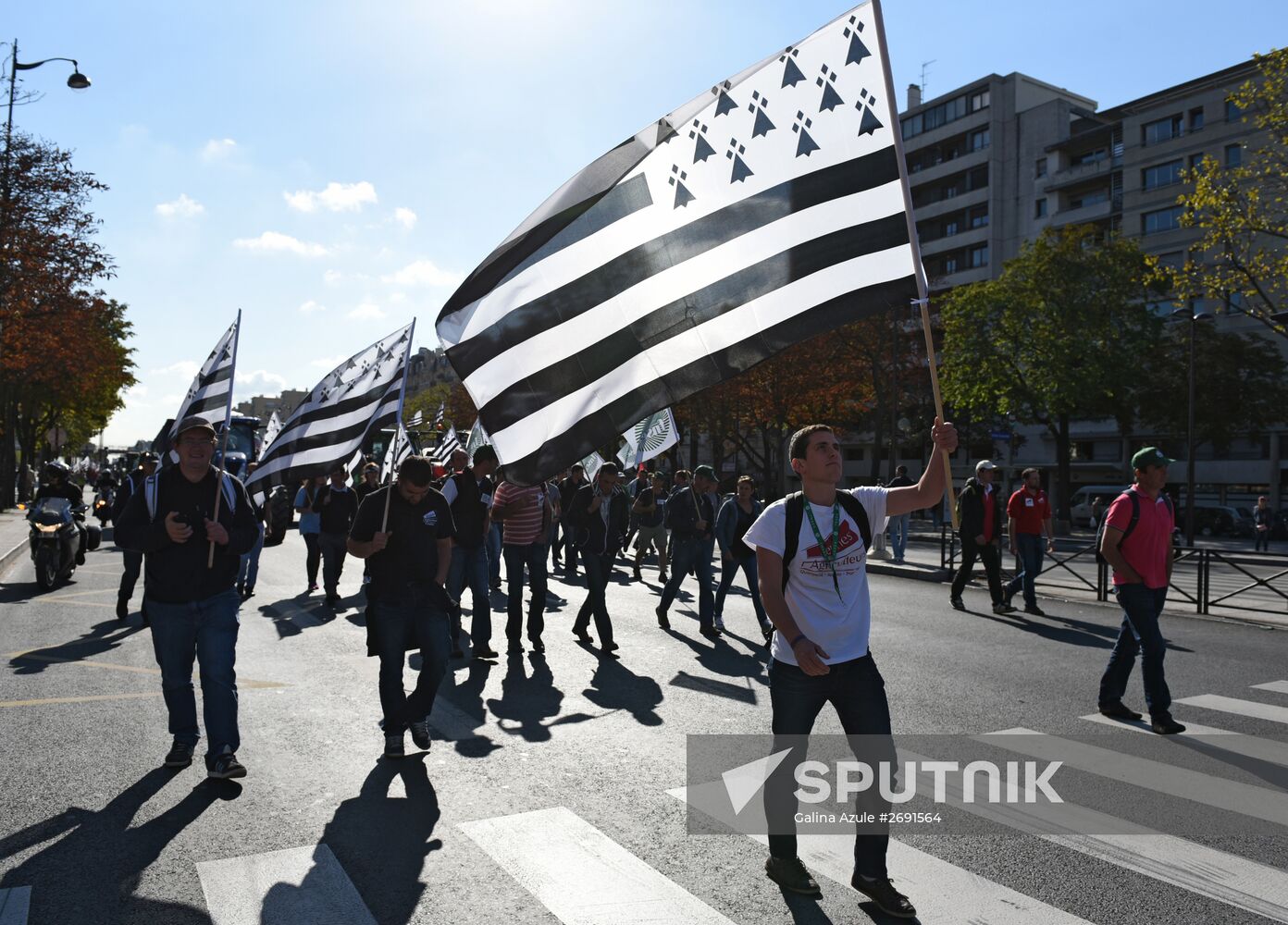 Farmers stage protests in Paris