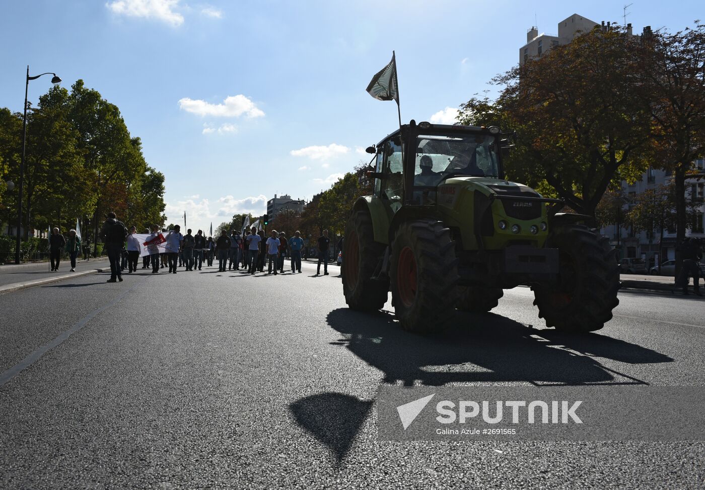 Farmers stage protests in Paris