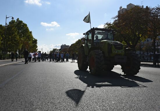 Farmers stage protests in Paris