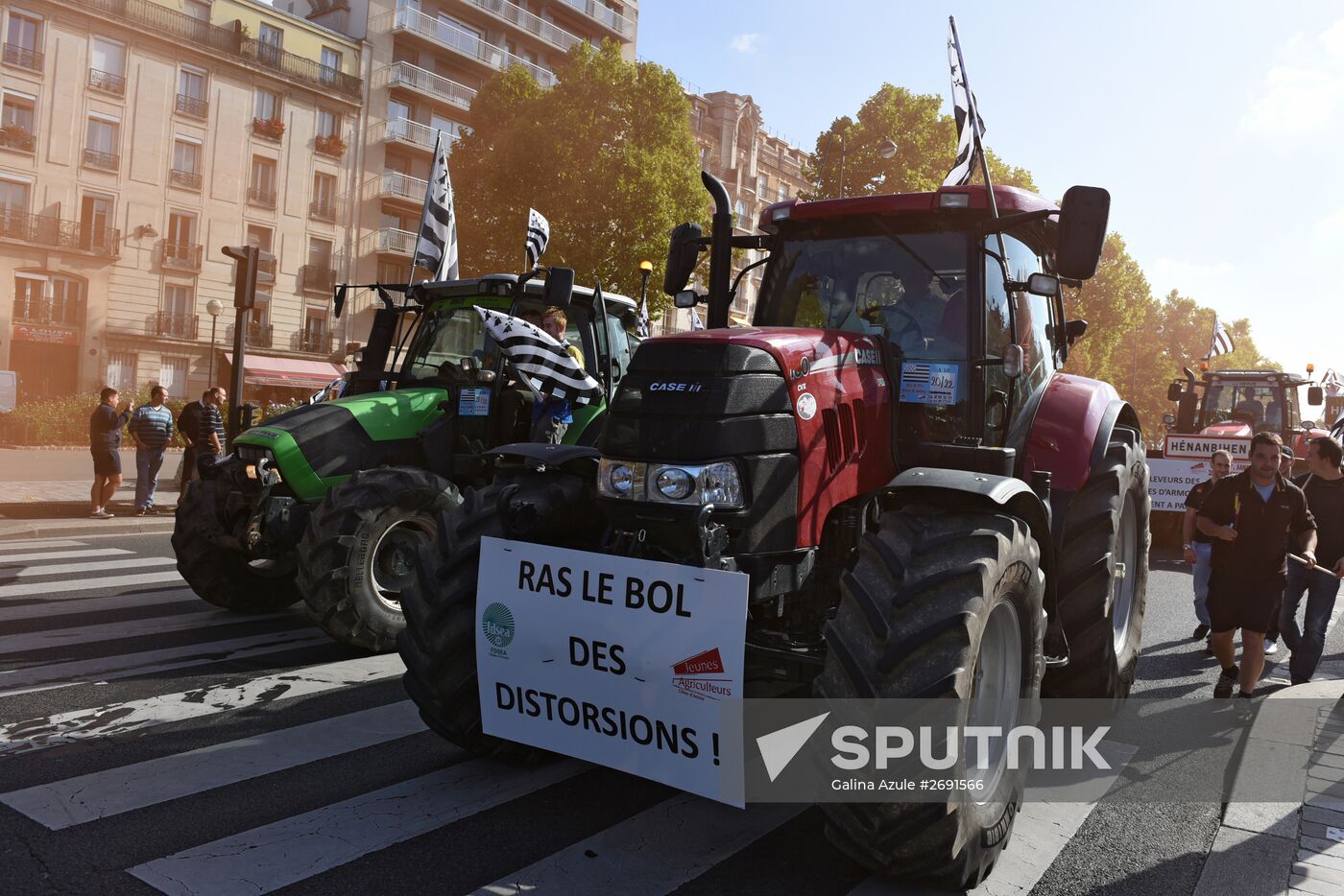 Farmers stage protests in Paris