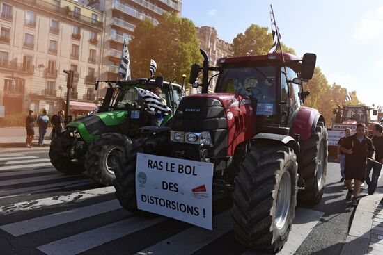 Farmers stage protests in Paris