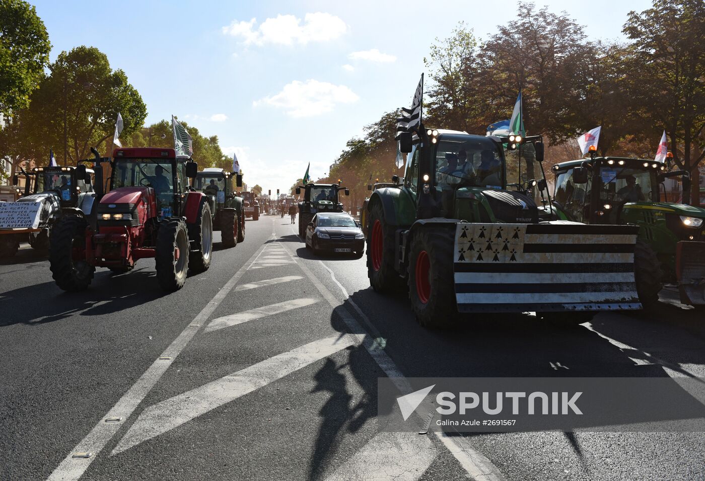 Farmers stage protests in Paris