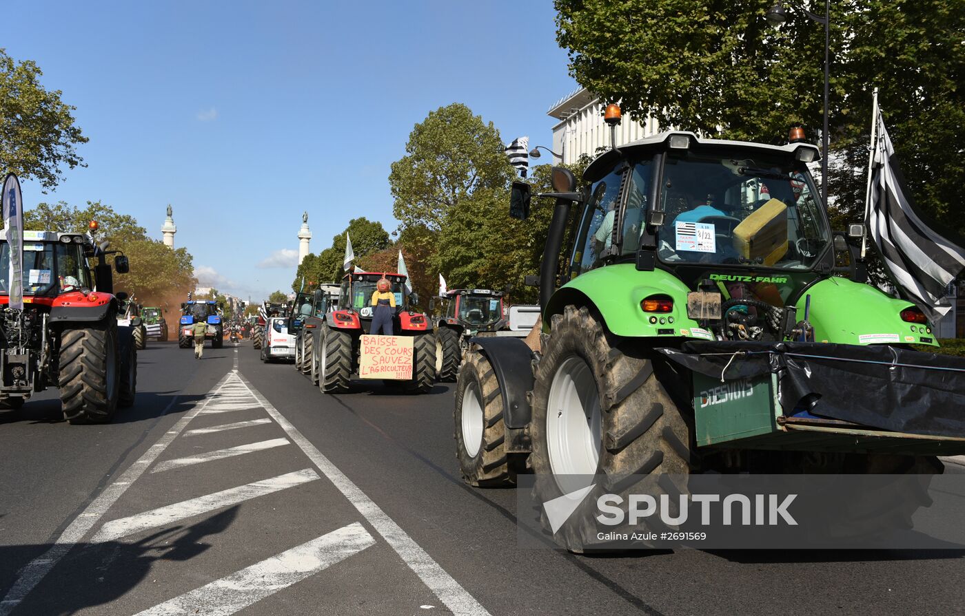 Farmers stage protests in Paris