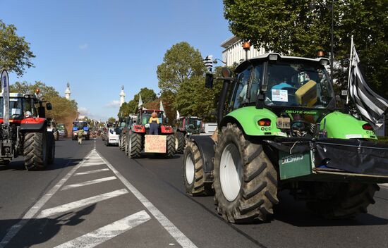 Farmers stage protests in Paris