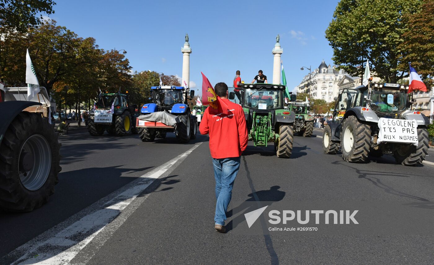 Farmers stage protests in Paris