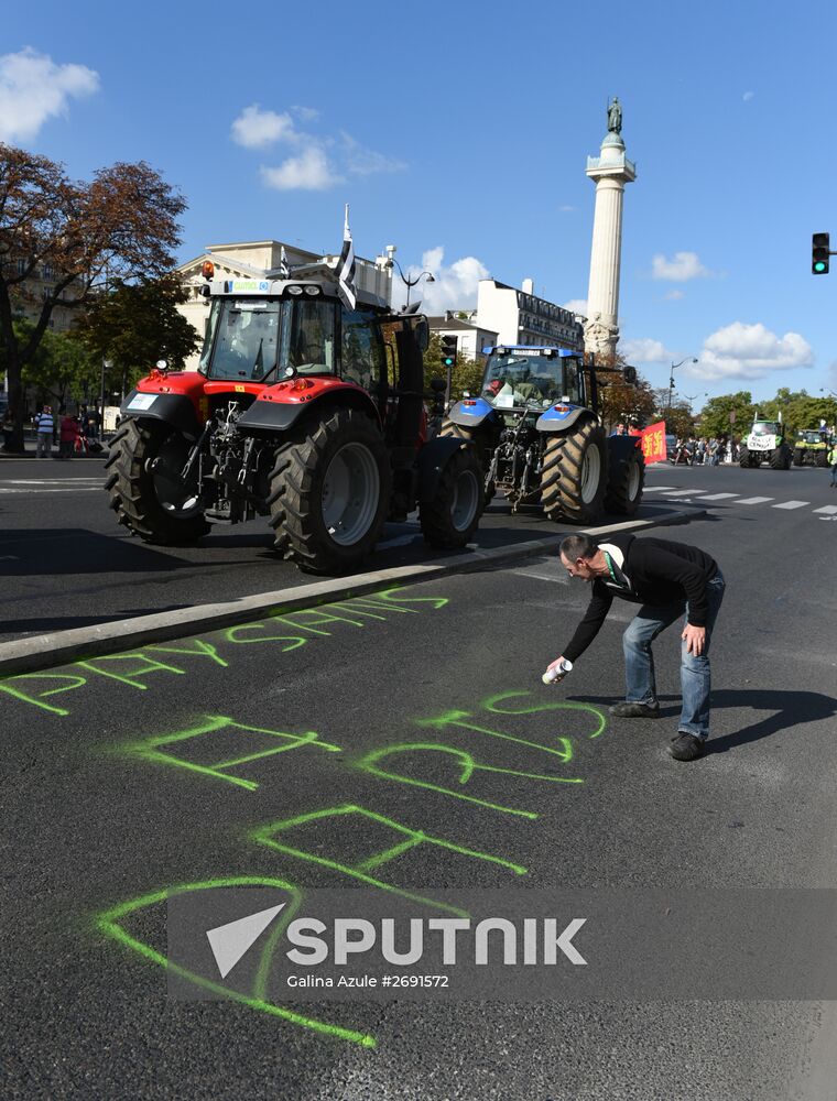 Farmers stage protests in Paris