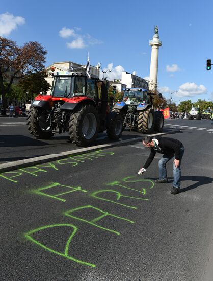 Farmers stage protests in Paris