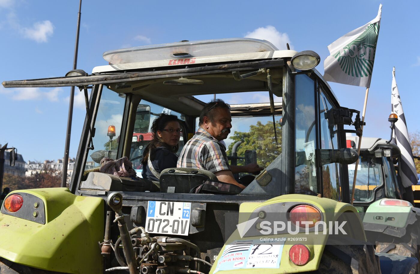 Farmers stage protests in Paris
