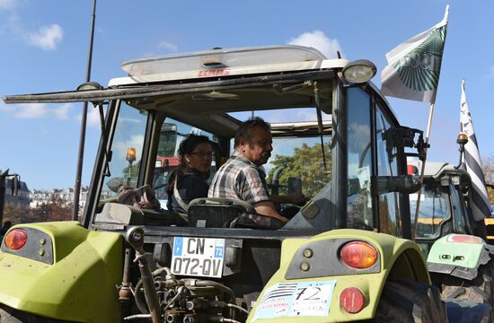 Farmers stage protests in Paris