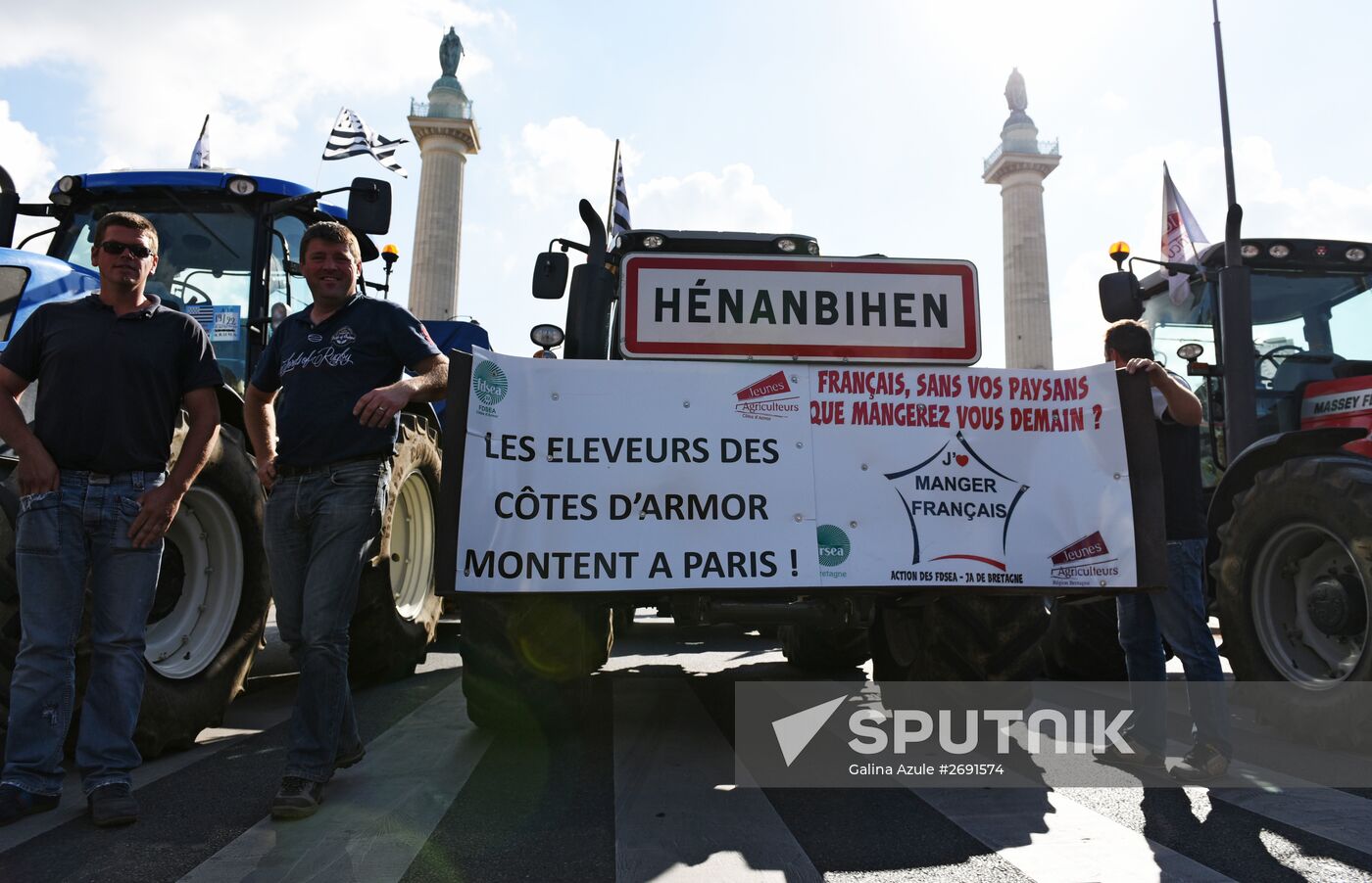 Farmers stage protests in Paris