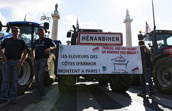 Farmers stage protests in Paris