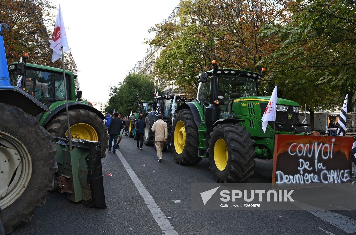 Farmers stage protests in Paris