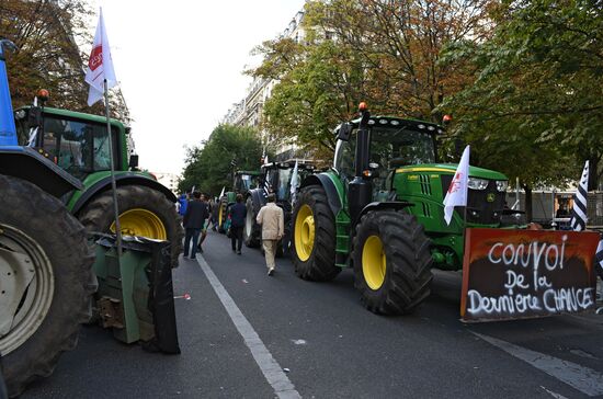 Farmers stage protests in Paris