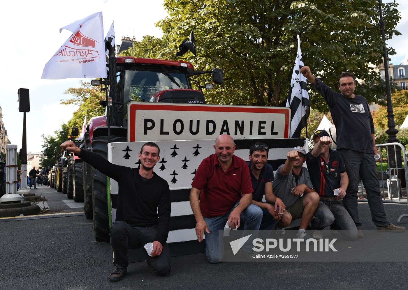 Farmers stage protests in Paris