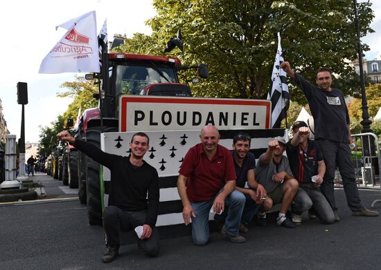 Farmers stage protests in Paris