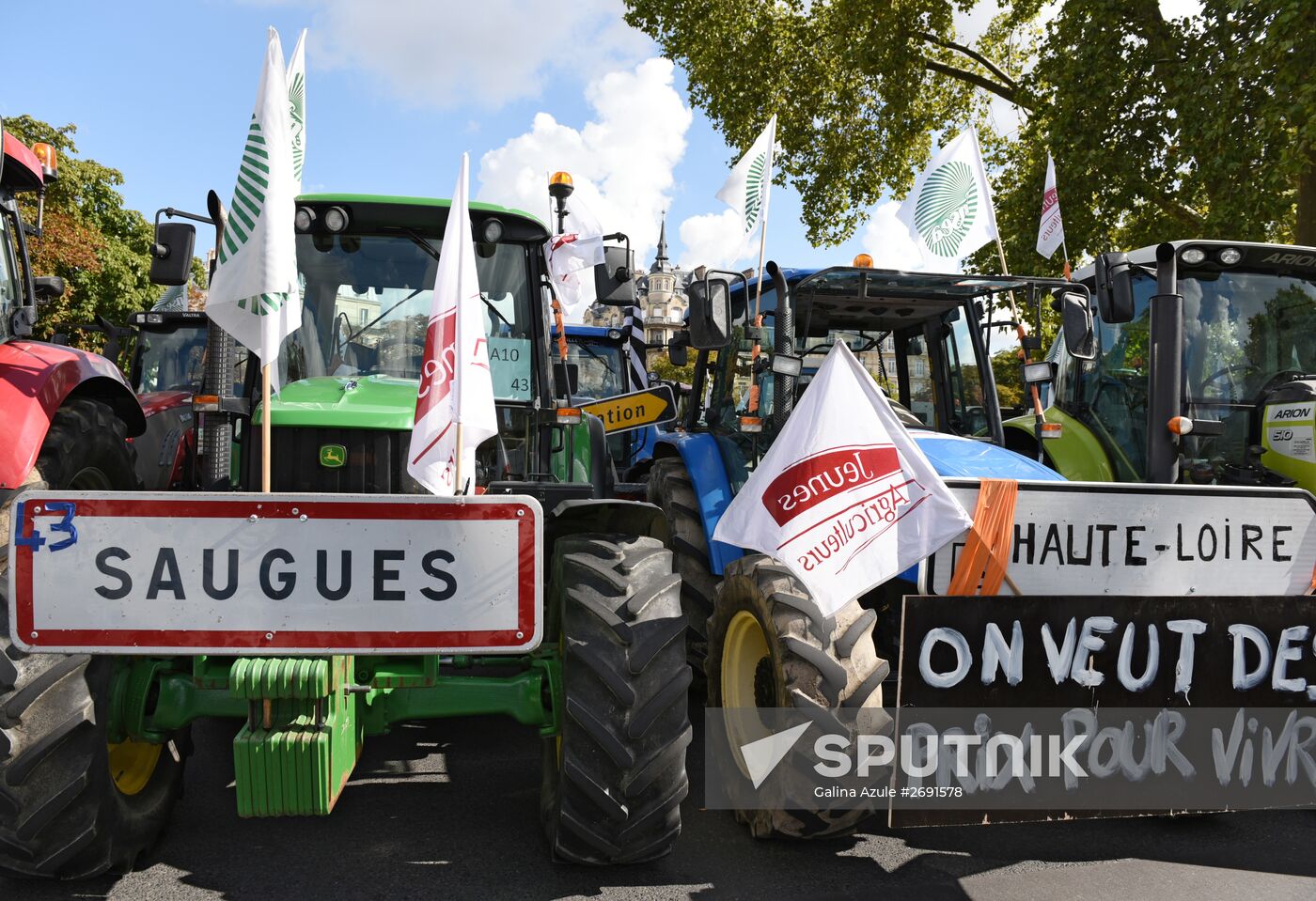 Farmers stage protests in Paris