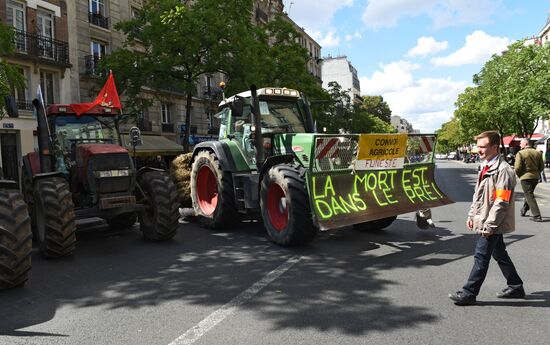 Farmers stage protests in Paris