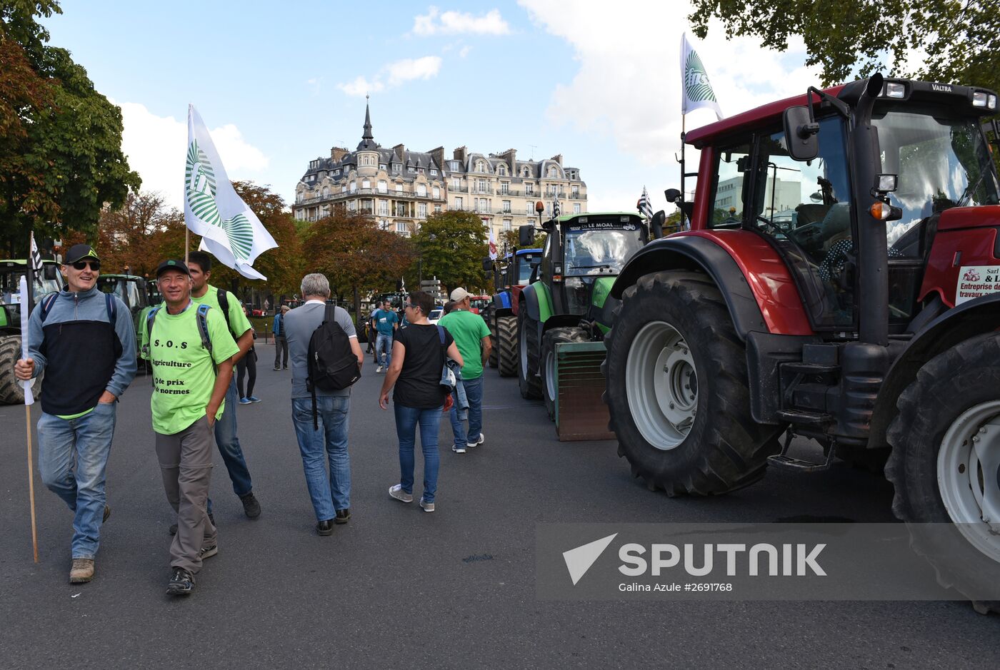 Farmers stage protests in Paris