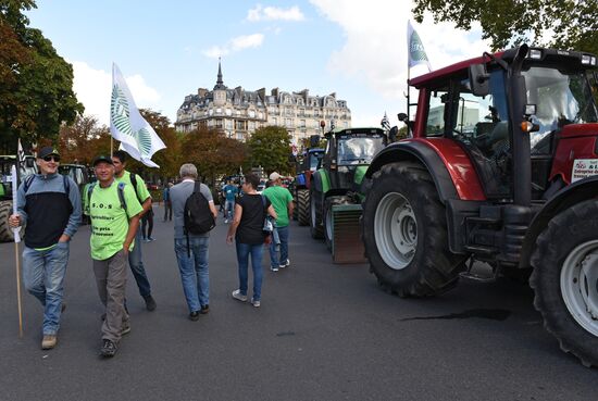 Farmers stage protests in Paris