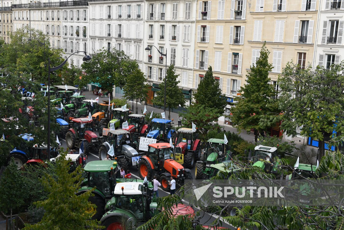 Farmers stage protests in Paris