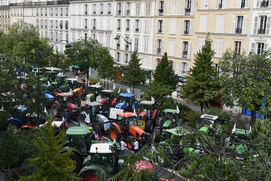 Farmers stage protests in Paris
