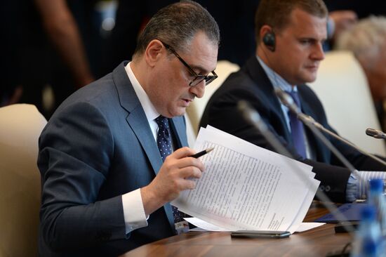 Country dialogue Russia-China at Eastern Economic Forum