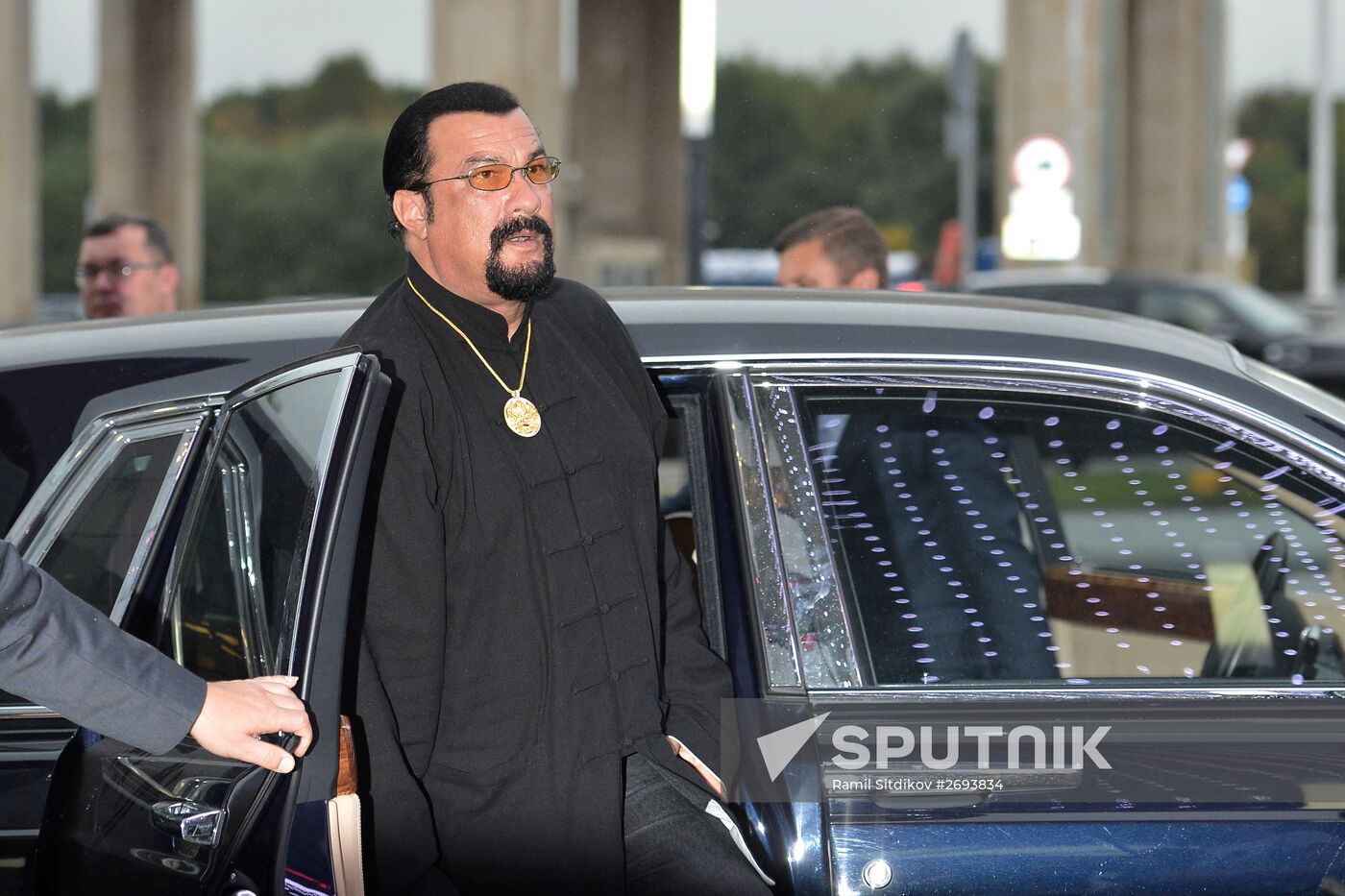 Steven Seagal puts autograph on his personal star in Moscow's Alley of Glory