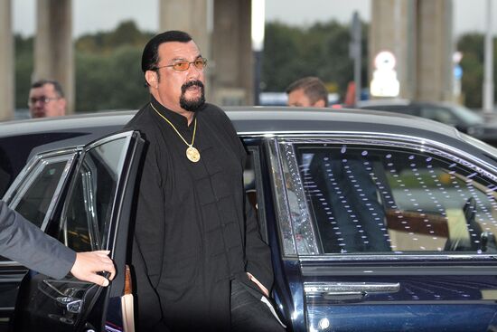 Steven Seagal puts autograph on his personal star in Moscow's Alley of Glory