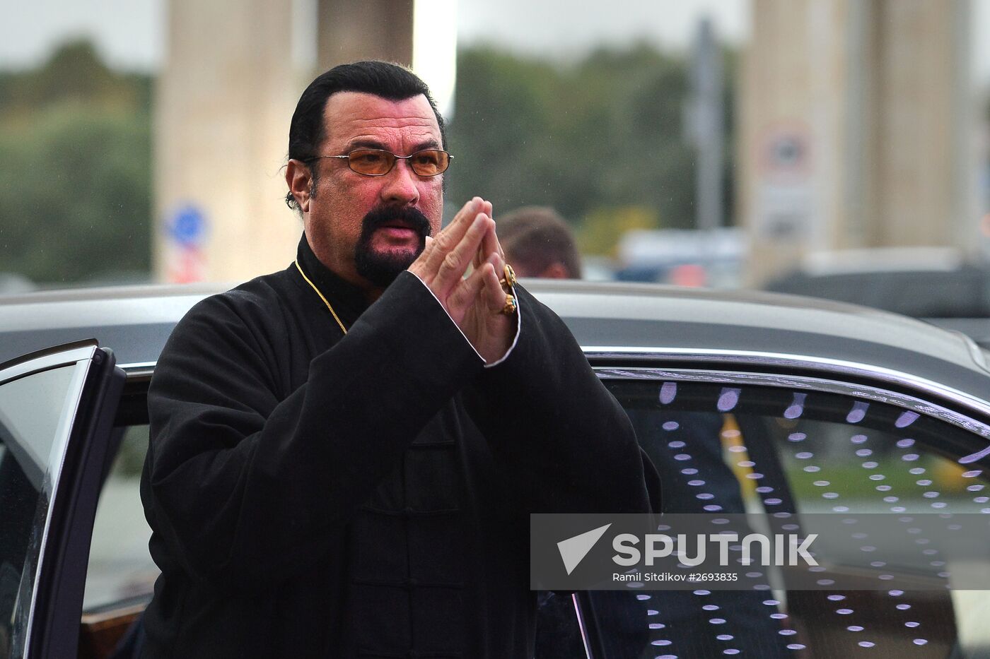 Steven Seagal puts autograph on his personal star in Moscow's Alley of Glory