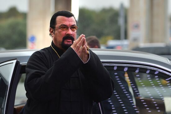 Steven Seagal puts autograph on his personal star in Moscow's Alley of Glory