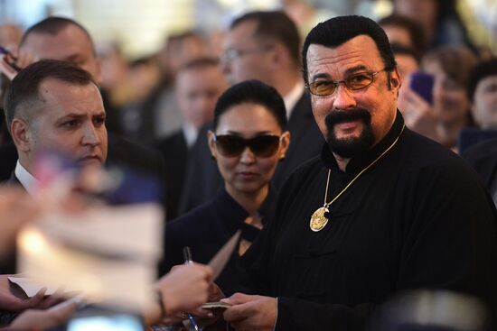 Steven Seagal puts autograph on his personal star in Moscow's Alley of Glory
