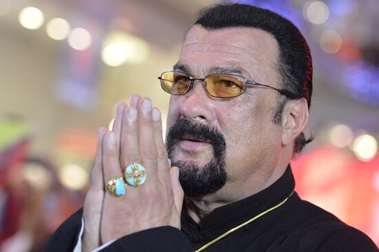 Steven Seagal puts autograph on his personal star in Moscow's Alley of Glory