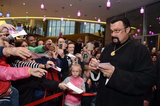 Steven Seagal puts autograph on his personal star in Moscow's Alley of Glory