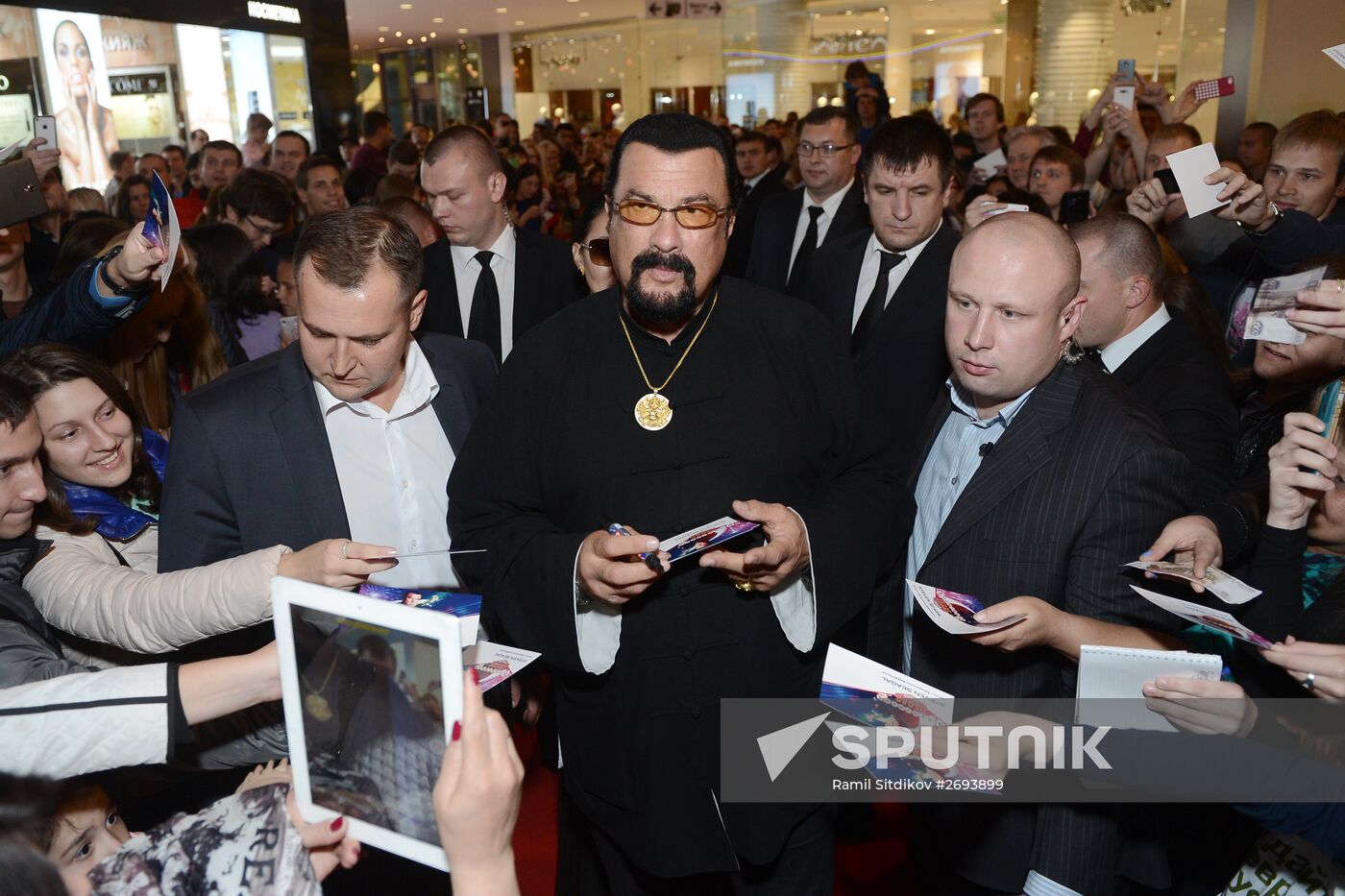 Steven Seagal puts autograph on his personal star in Moscow's Alley of Glory