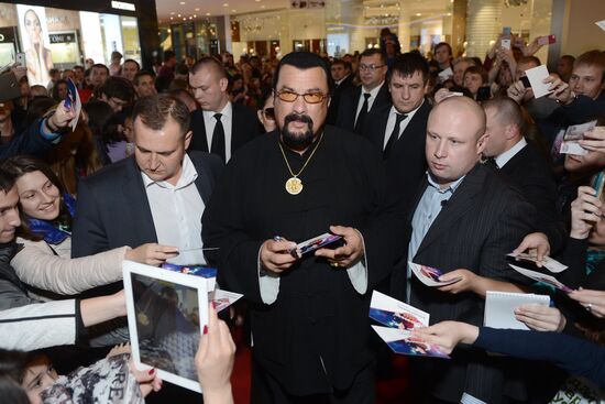 Steven Seagal puts autograph on his personal star in Moscow's Alley of Glory