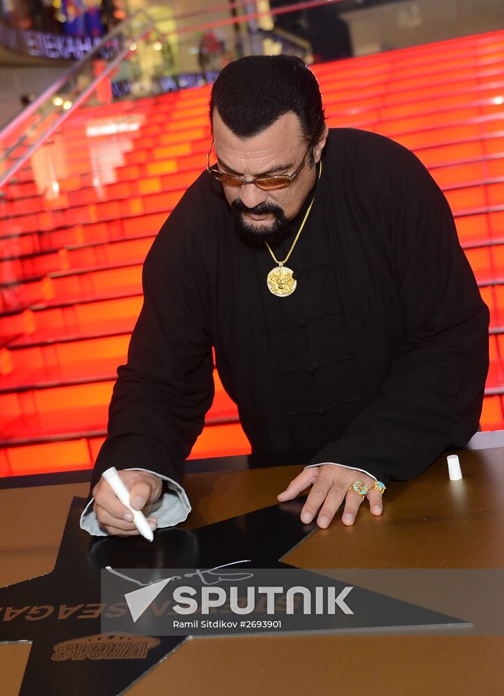 Steven Seagal puts autograph on his personal star in Moscow's Alley of Glory