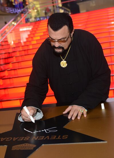 Steven Seagal puts autograph on his personal star in Moscow's Alley of Glory