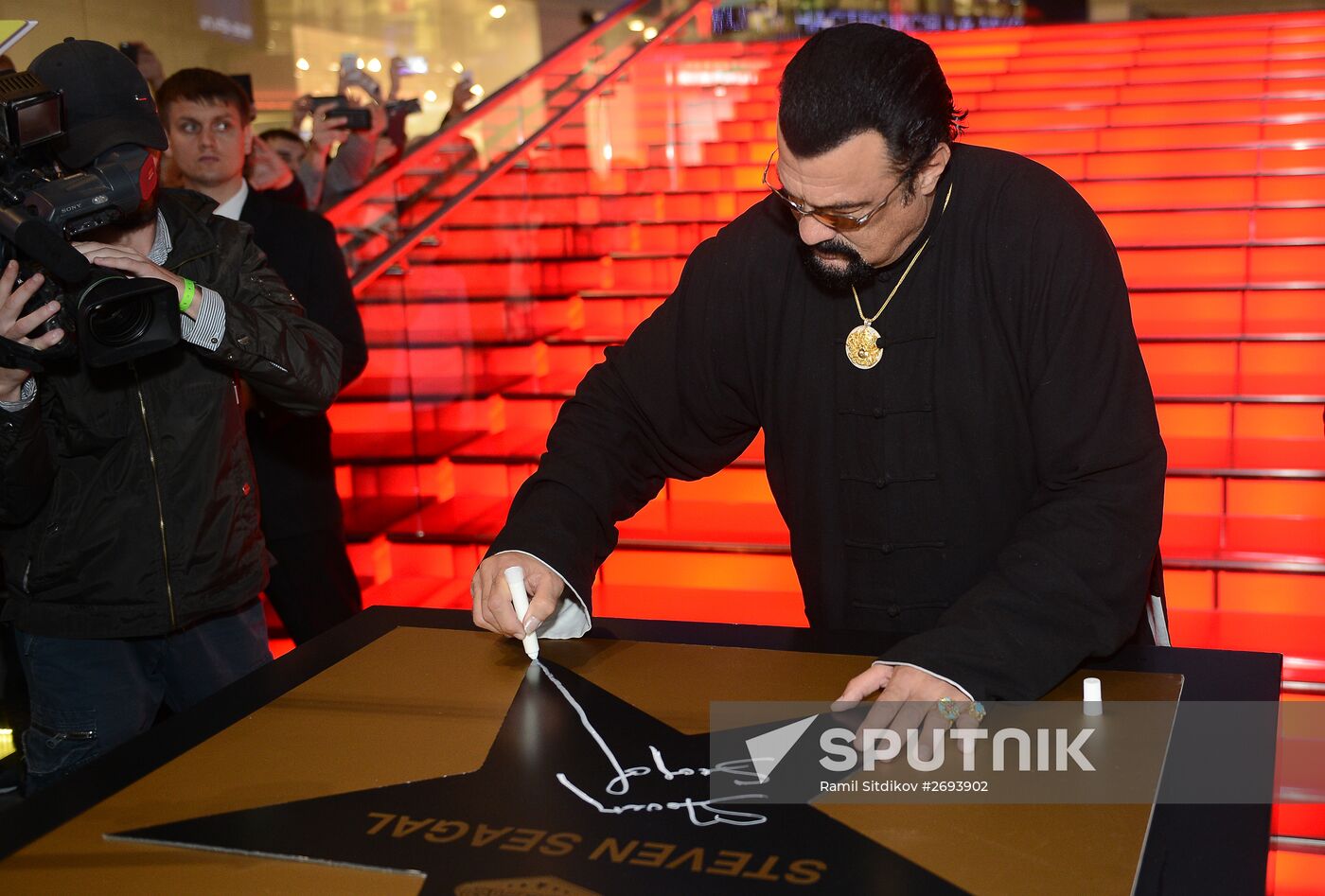 Steven Seagal puts autograph on his personal star in Moscow's Alley of Glory