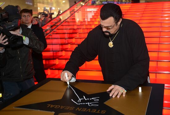 Steven Seagal puts autograph on his personal star in Moscow's Alley of Glory